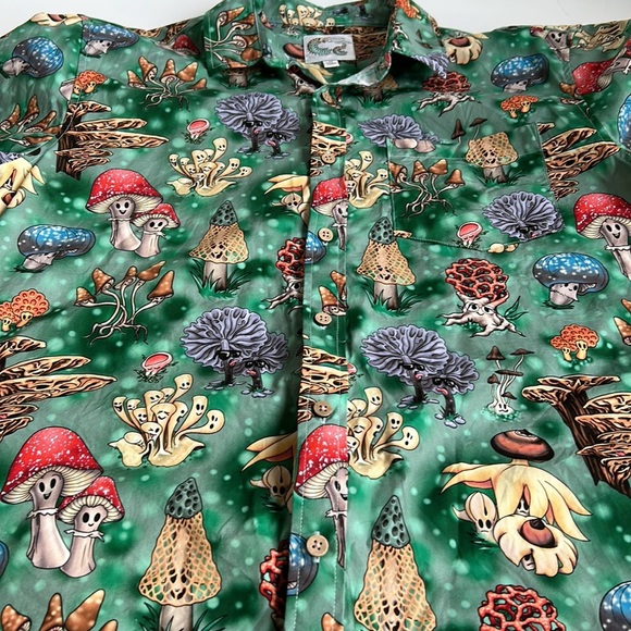 Crescent Creepers Mushroom short sleeve w front pocket green button up Size M - Picture 15 of 16